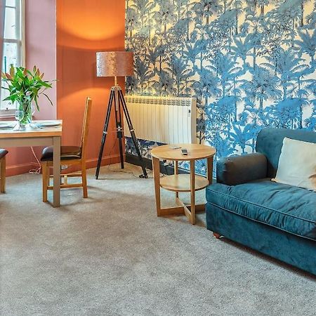 Boutique Modern Royal Mile Apartment Sleeps 4 Edinburgh Bagian luar foto