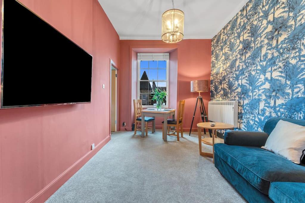 Boutique Modern Royal Mile Apartment Sleeps 4 Edinburgh Bagian luar foto