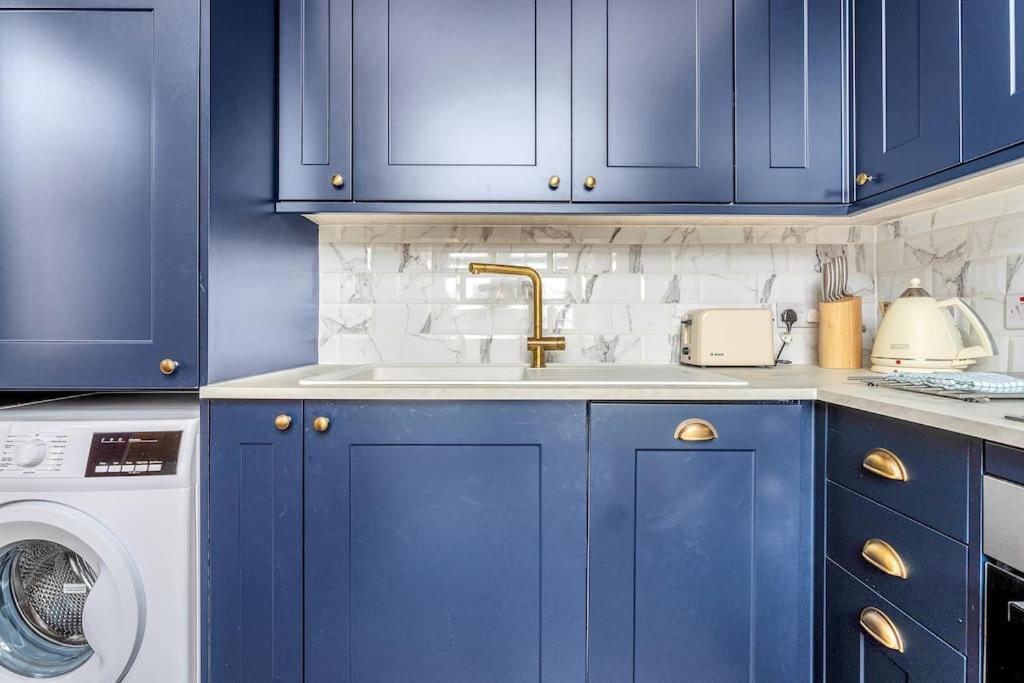 Boutique Modern Royal Mile Apartment Sleeps 4 Edinburgh Bagian luar foto