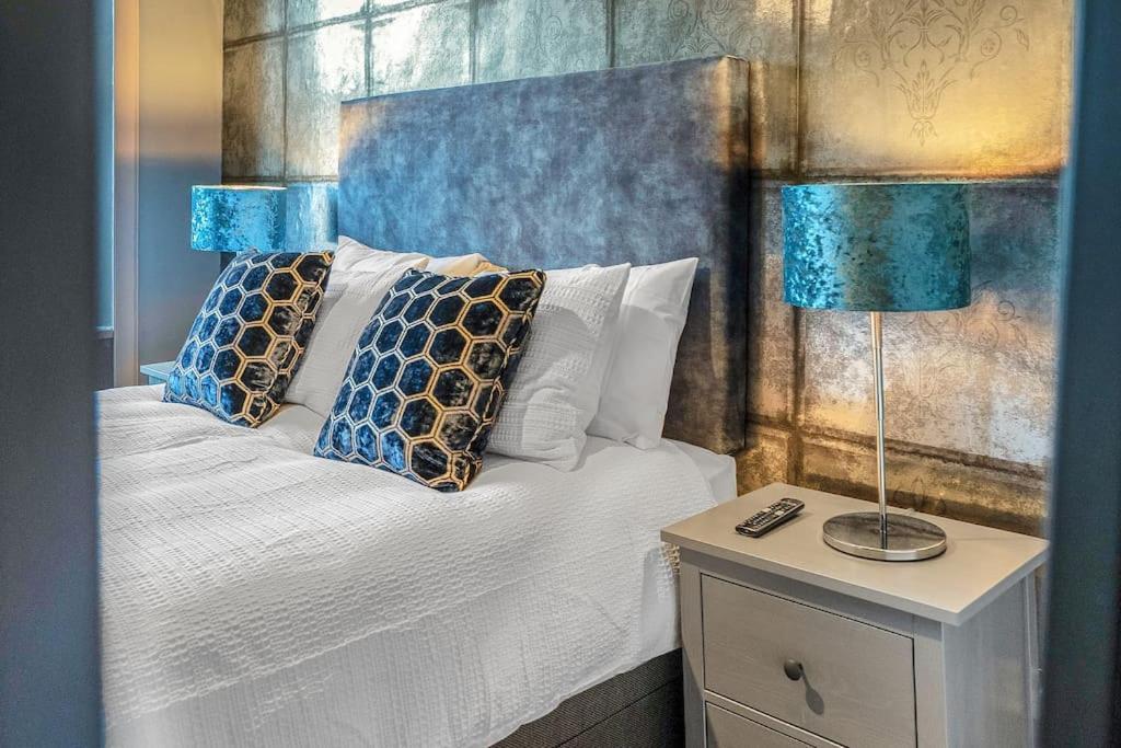 Boutique Modern Royal Mile Apartment Sleeps 4 Edinburgh Bagian luar foto