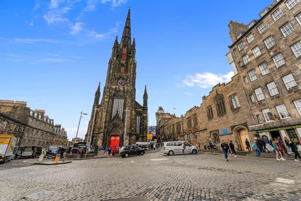 Boutique Modern Royal Mile Apartment Sleeps 4 Edinburgh Bagian luar foto