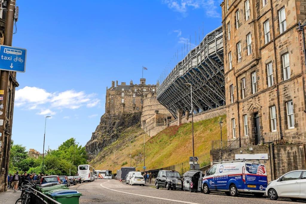 Boutique Modern Royal Mile Apartment Sleeps 4 Edinburgh Bagian luar foto