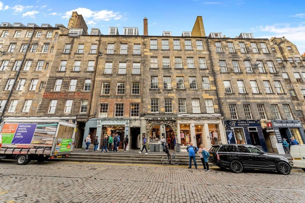 Boutique Modern Royal Mile Apartment Sleeps 4 Edinburgh Bagian luar foto