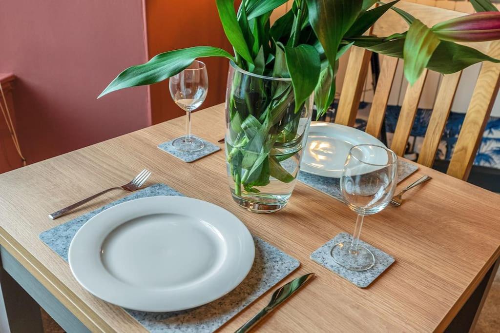 Boutique Modern Royal Mile Apartment Sleeps 4 Edinburgh Bagian luar foto