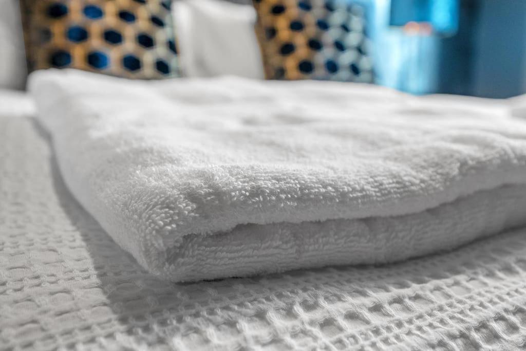 Boutique Modern Royal Mile Apartment Sleeps 4 Edinburgh Bagian luar foto