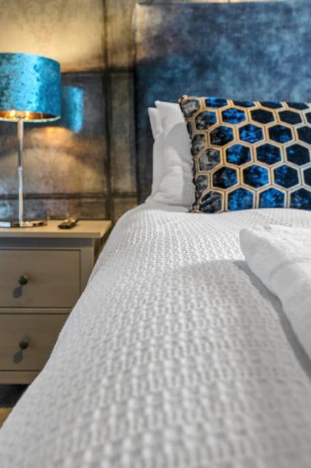 Boutique Modern Royal Mile Apartment Sleeps 4 Edinburgh Bagian luar foto